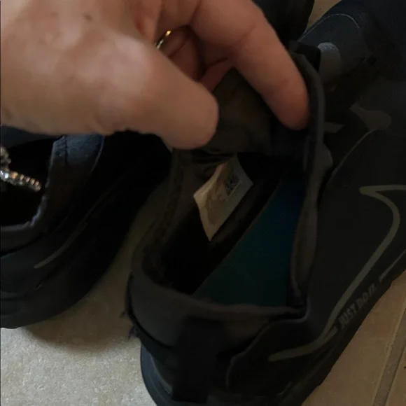 Nike Boys Black Slip-On Athletic Shoes 7Y - Picture 4 of 4